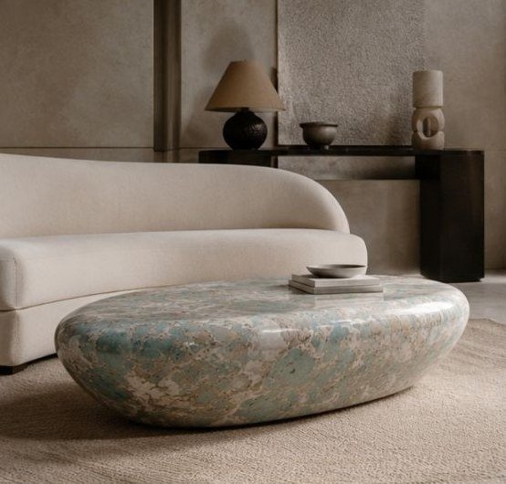 Tavolino scultoreo rivestito con la texture in un living