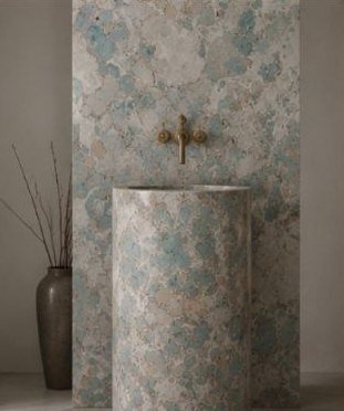 Lavabo a colonna e parete rivestiti con la texture