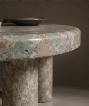 Tavolo a gambe cilindriche rivestito con la texture