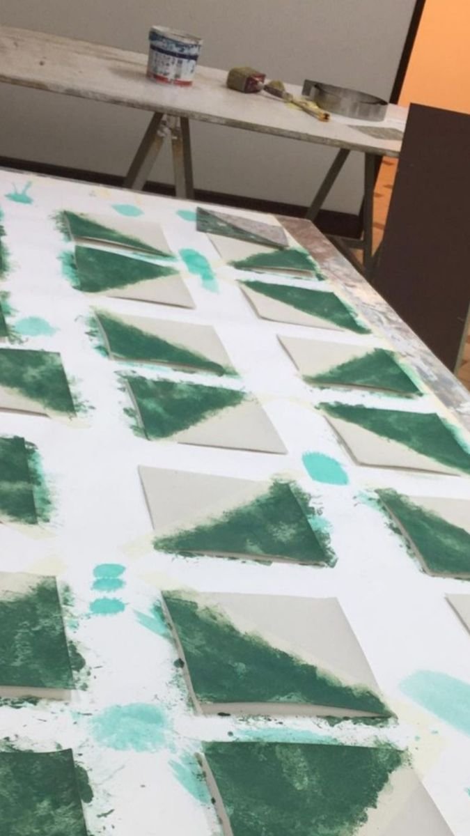 Serie di moduli durante la lavorazione pittorica