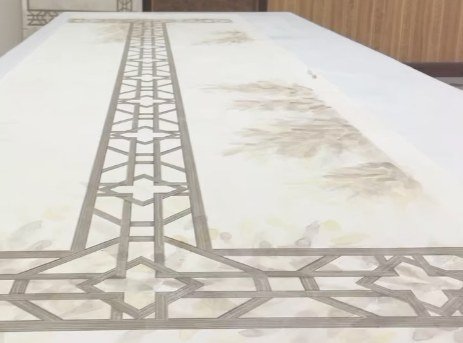 Pannello della carta da parati steso sul tavolo durante la pittura a mano
