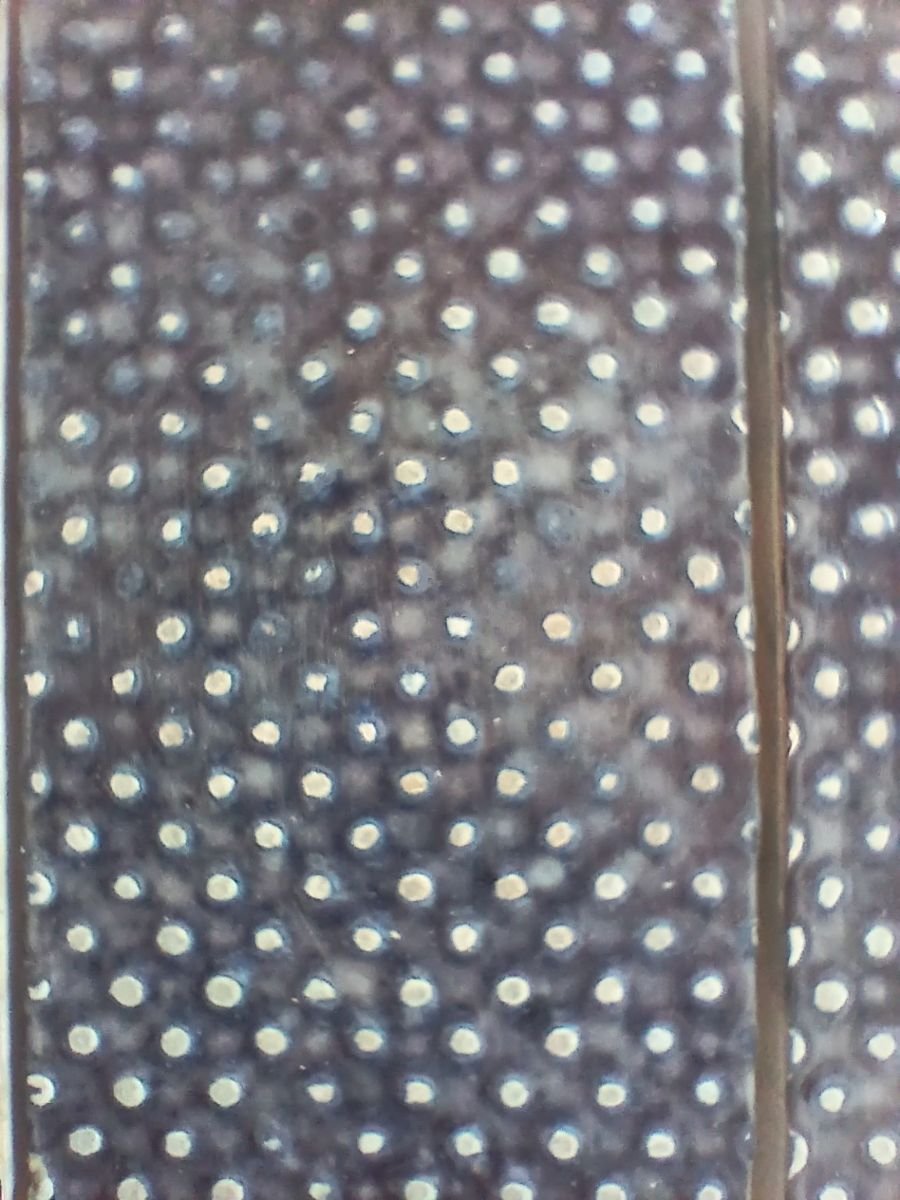 Foto ravvicinata della texture puntinata e della finitura matte di Indaco