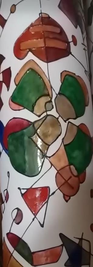 Dettaglio ravvicinato del decoro lucido effetto vetro sulla lampada in carta