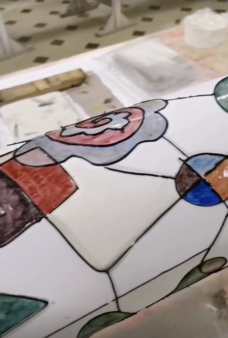 Superficie della lampada in carta con forme colorate stratificate e contorni in rilievo