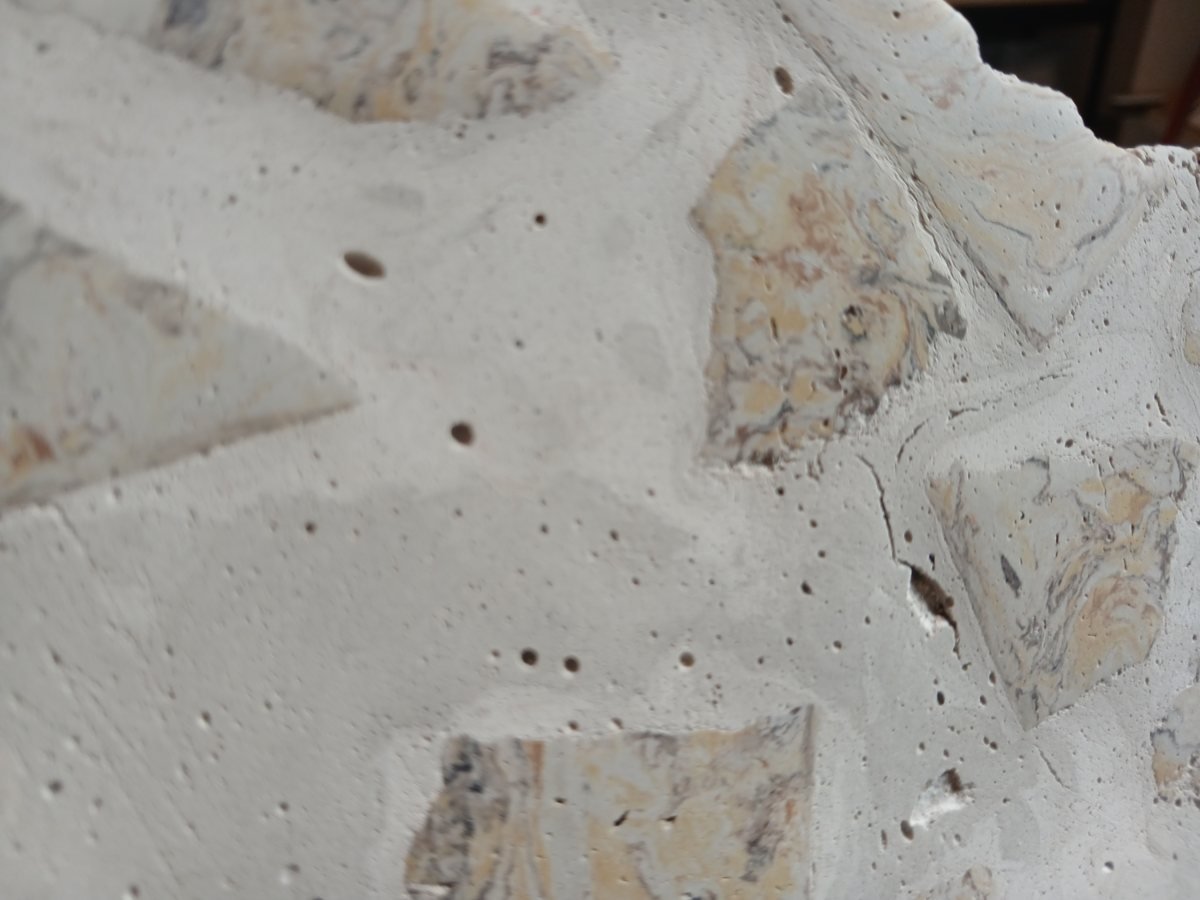 Agglomerato chiaro con frammenti di pietra