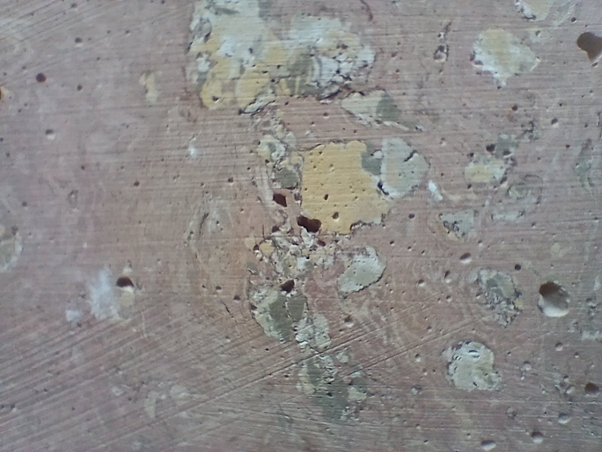 Superficie resinata rosata con inclusi colorati